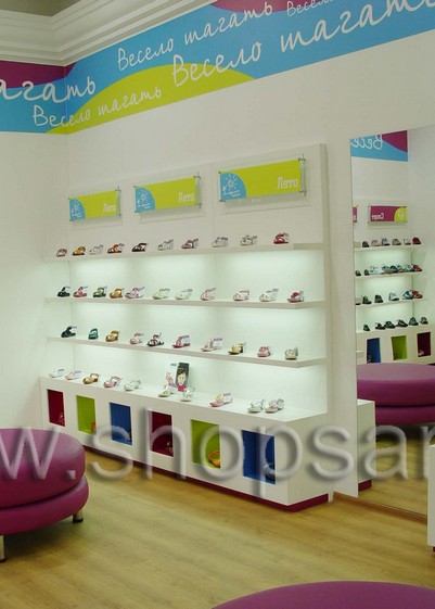 Фотографии открытого детского магазина обуви “Весело шагать” в г. Санкт-Петербург на основе коллекции “КАРАМЕЛЬ”