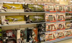 Торговое оборудование отдела игрушек магазина Винни ТЦ Юнимолл ЦВЕТНЫЕ МЕТАЛЛИЧЕСКИЕ СТЕЛЛАЖИ Фото 03