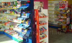 Торговое оборудование магазина в Green park ЦВЕТНЫЕ МЕТАЛЛИЧЕСКИЕ СТЕЛЛАЖИ Фото 21