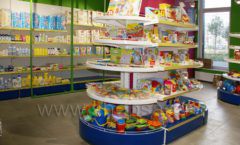 Торговое оборудование детского магазина в Green park ЦВЕТНЫЕ МЕТАЛЛИЧЕСКИЕ СТЕЛЛАЖИ Фото 10